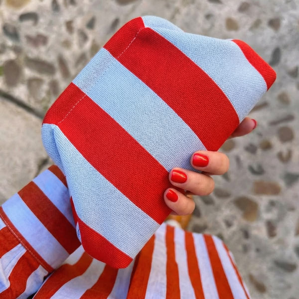 Knit-wrapped body. Everyday grip-ready.   